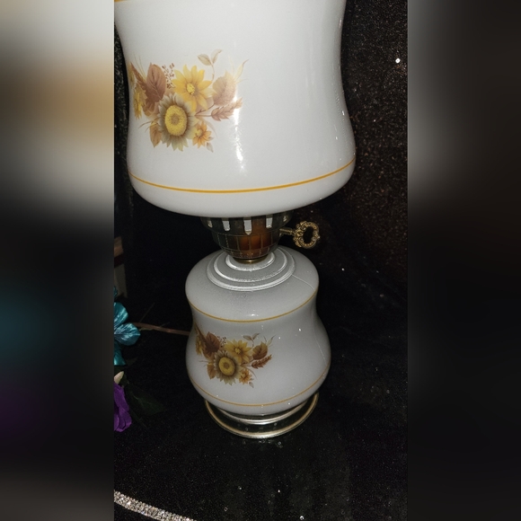 Vintage Victorian Hurricane Lamp from 1967 - Picture 3 of 8